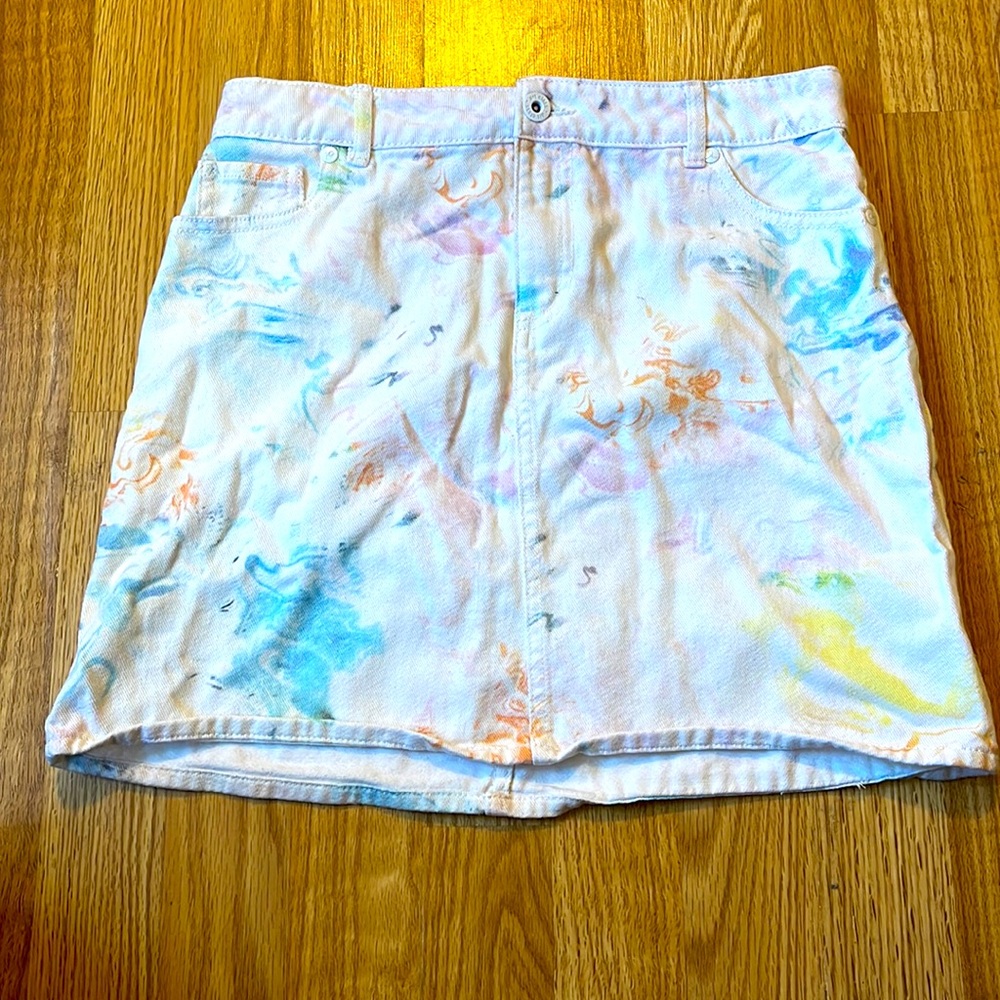 Girls white/tie-dye skirt.